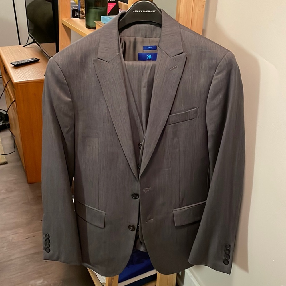 Egara 38S Three-piece Grey Suit: Includes suit coat, vest, pants